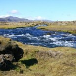 Við Lambaskarðshóla, skammt norðan Hólaskjóls. Gjátindur og Uxatindar í baksýn.
The river Nyrðri Ófæra, ca. 1 km. north from Hólaskjól.