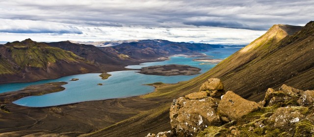 Langisjr er strt stuvatn suvestan vi Vatnajkul. Hann er 27 ferkm. a flatarmli, 20 km langur og 2 km  breidd ar sem hann er breiastur. H yfir sjvarml er 662 m. og teygir hann sig suvestur fr jklinum. Austan Langasjvar liggur fjallgarur sem heitir Fgrufjll, fr eim ganga va klettahfar fram  vatni, og inn  au skerast firir og vkur. Vi suurendan er Sveinstindur kenndur vi Svein Plsson lkni og nttrufring  Vk. Sveinstindur er 1092 m.  h yfir sjvarml. Uppganga  hann er tiltlulega auveld og  flestra fri, hkkun um 400m.